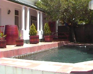 housefrontandpool.jpg (26807 bytes)